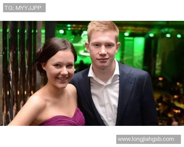 足球明星丁丁与女友的甜蜜生活揭秘及其背后的爱情故事 足球明星丁丁与女友的甜蜜生活揭秘及其背后的爱情故事