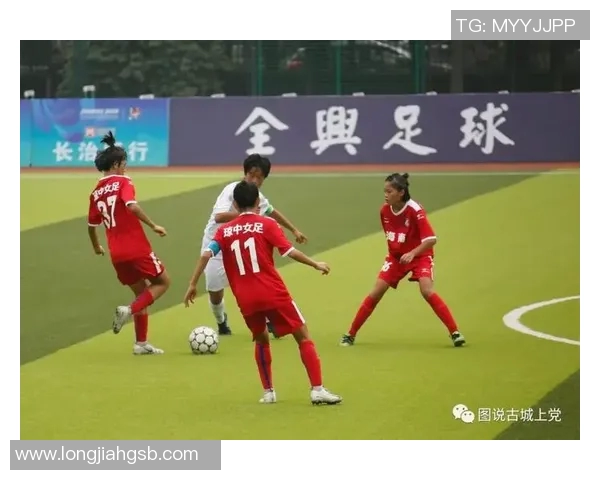 足球明星女性版写真展示展现她们的风采与魅力的精彩瞬间