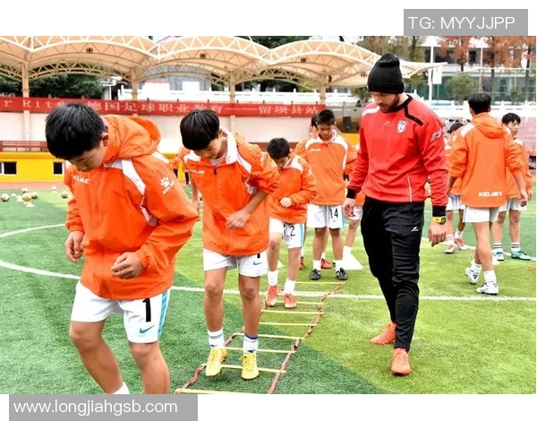 刘秀英独家揭秘足球技巧与心得分享助你提升球技与战术理解